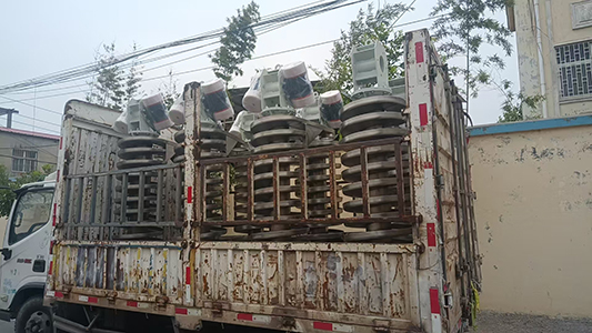 客戶定制一批垂直提升機(jī)發(fā)貨