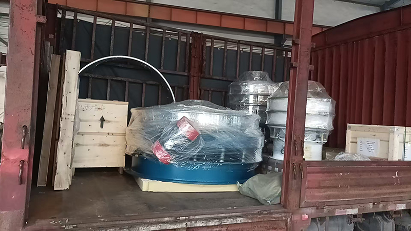 1500型直排篩、、旋振篩、網(wǎng)架等發(fā)貨