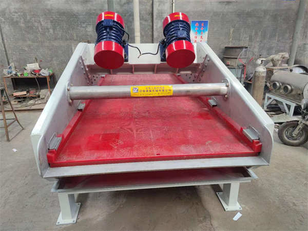 1540特制不銹鋼脫水振動(dòng)篩，已發(fā)貨，篩分效果好，篩箱采用高強(qiáng)度螺栓鉚釘，篩面由弧形段與直線(xiàn)段組成，結(jié)構(gòu)堅(jiān)固耐用，用料厚實(shí)，運(yùn)行平穩(wěn)噪聲低，使用率高，使用壽命長(zhǎng)！