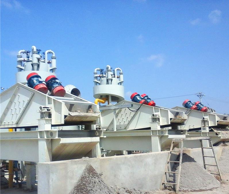 廣東客戶石英砂脫水篩使用設(shè)備現(xiàn)場(chǎng)