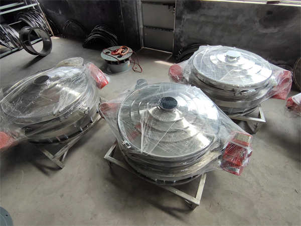 4臺(tái)1200不銹鋼直排篩發(fā)貨， 加裝超聲波系統(tǒng)，篩分精度高，產(chǎn)量大， 能耗低，全封閉，無(wú)粉塵，特制電機(jī)。